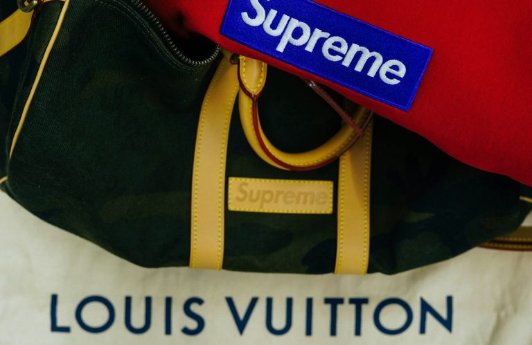 contre façon RivierX Sac à main noir et doré de Louis Vuitton avec un logo rouge de Supreme.