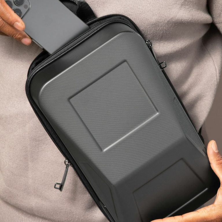 vol Rivierx Sac à dos noir avec texture et poche pour appareil, porté par une personne.
