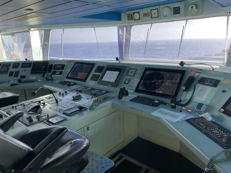 Audits Techniques RivierX marine Poste de pilotage d'un navire avec plusieurs écrans et commandes. Vue sur la mer.