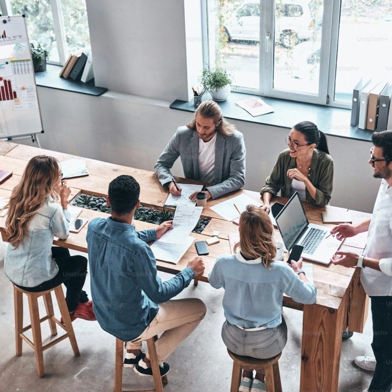 EXPERT et confiance détective French Riviera Des membres d'une équipe collaborent autour d'une table avec ordinateurs et documents.